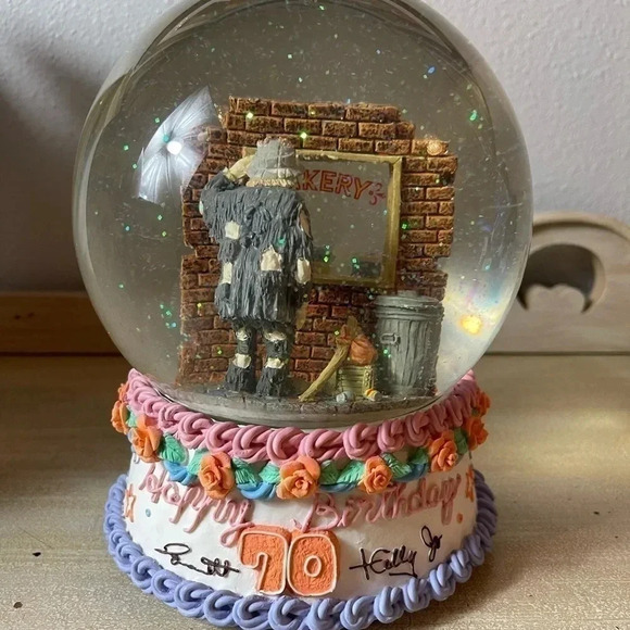 RARE and VHTF SIGNED by Emmett Kelly Jr 1994 Snow Globe. - Picture 6 of 15